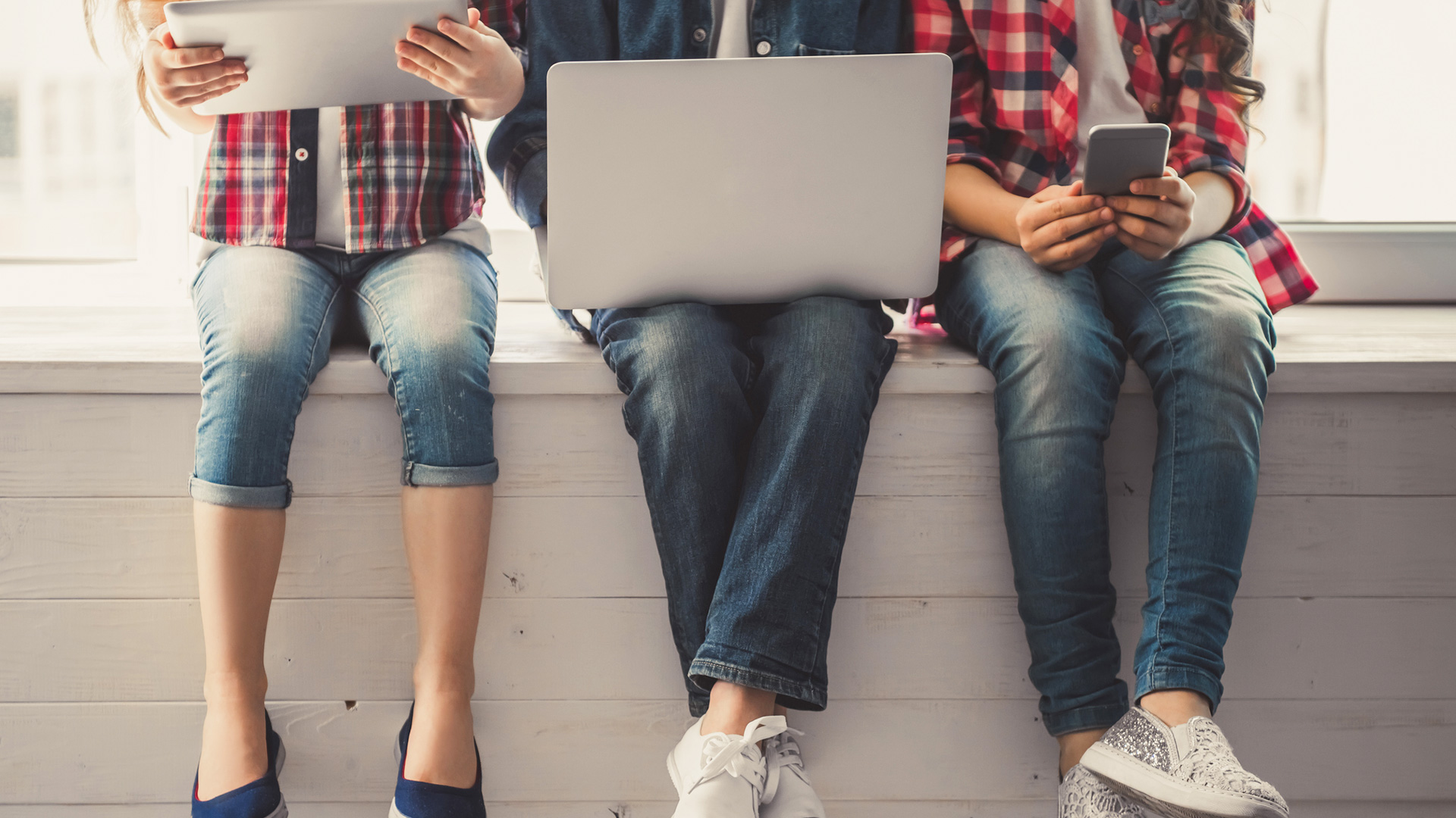 Junge Menschen mit Laptop und Handy