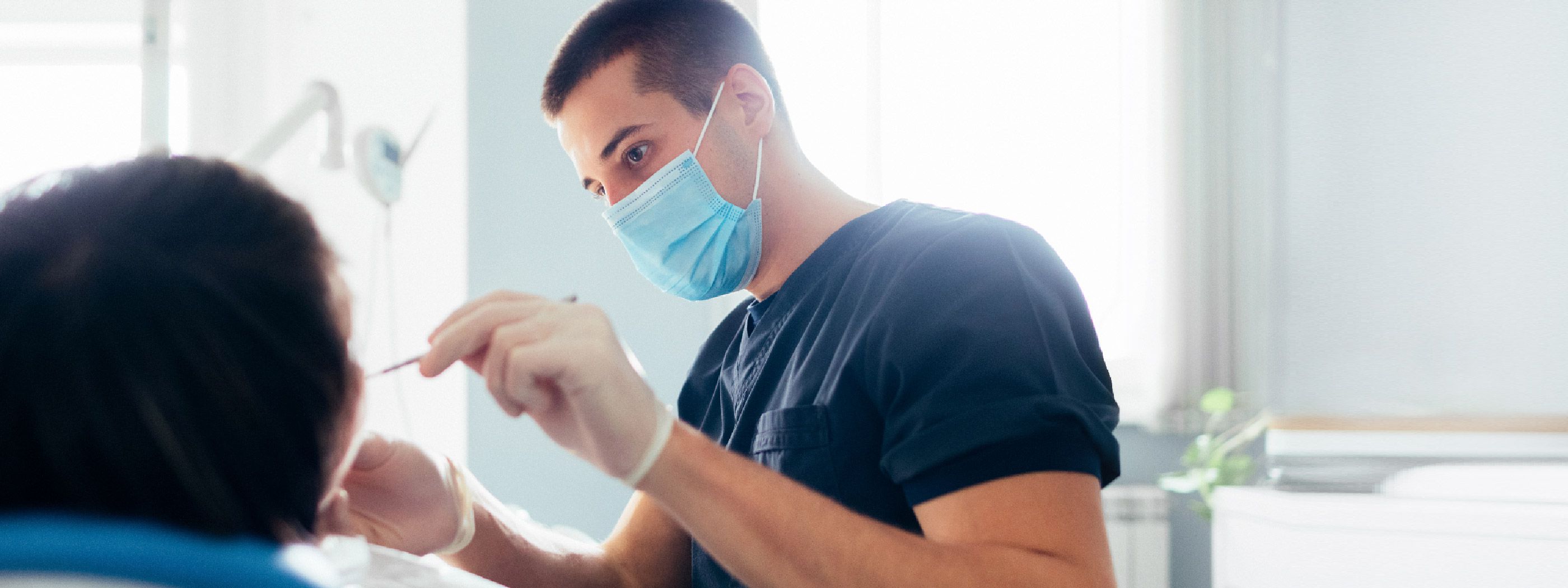 Zahnarzt Zahnarzt behandelt Patienten