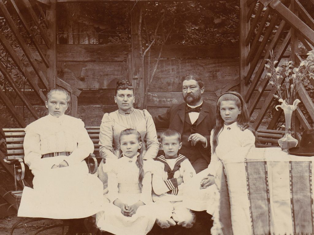 Familienportrait des apoBank Gründers Richard Oskar Mattern mit seiner Familie
