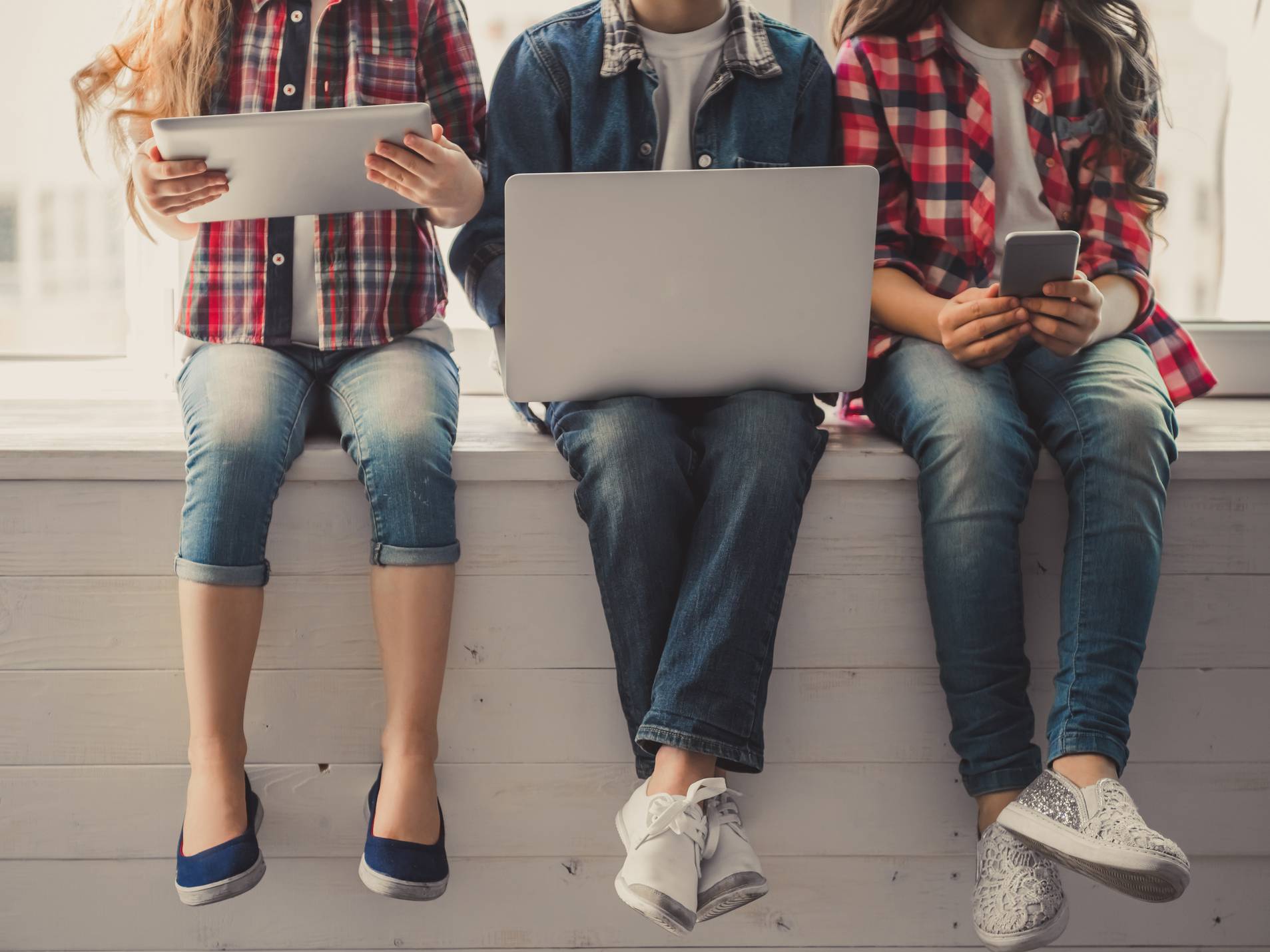 Foto: Junge Menschen mit Laptop und Smartphone