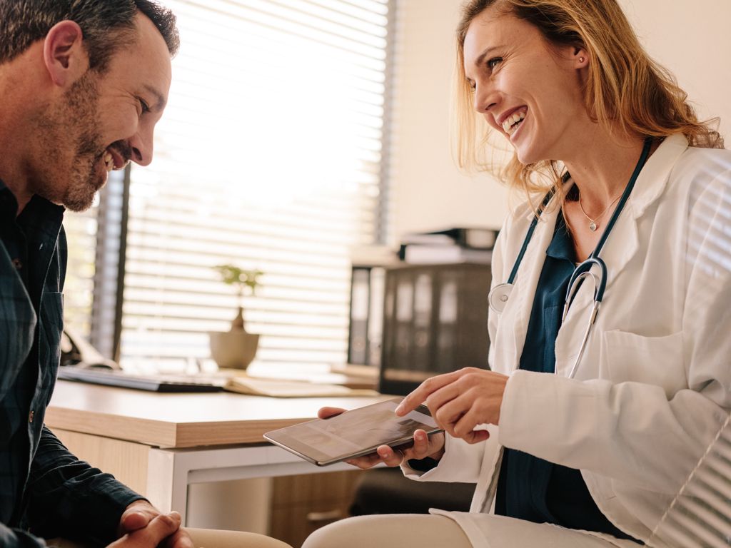 praxiskonto-apobank-aerztin-patient-gespraech Zum Praxiskonto der apoBank