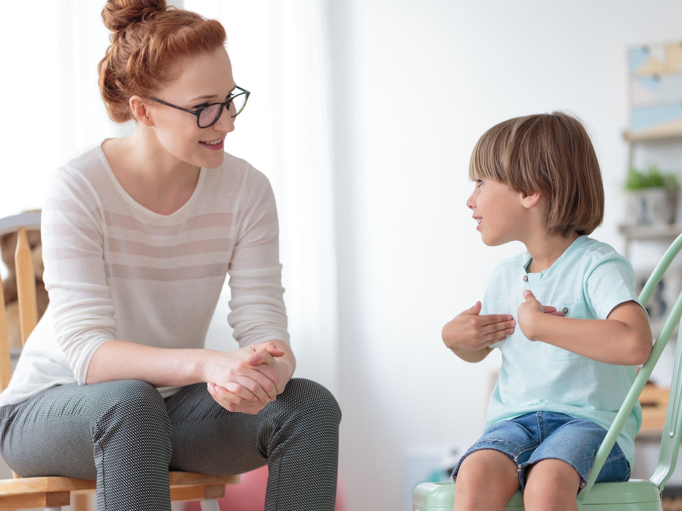 Psychologische Psychotherapeutin im Gespräch mit jungem Patienten