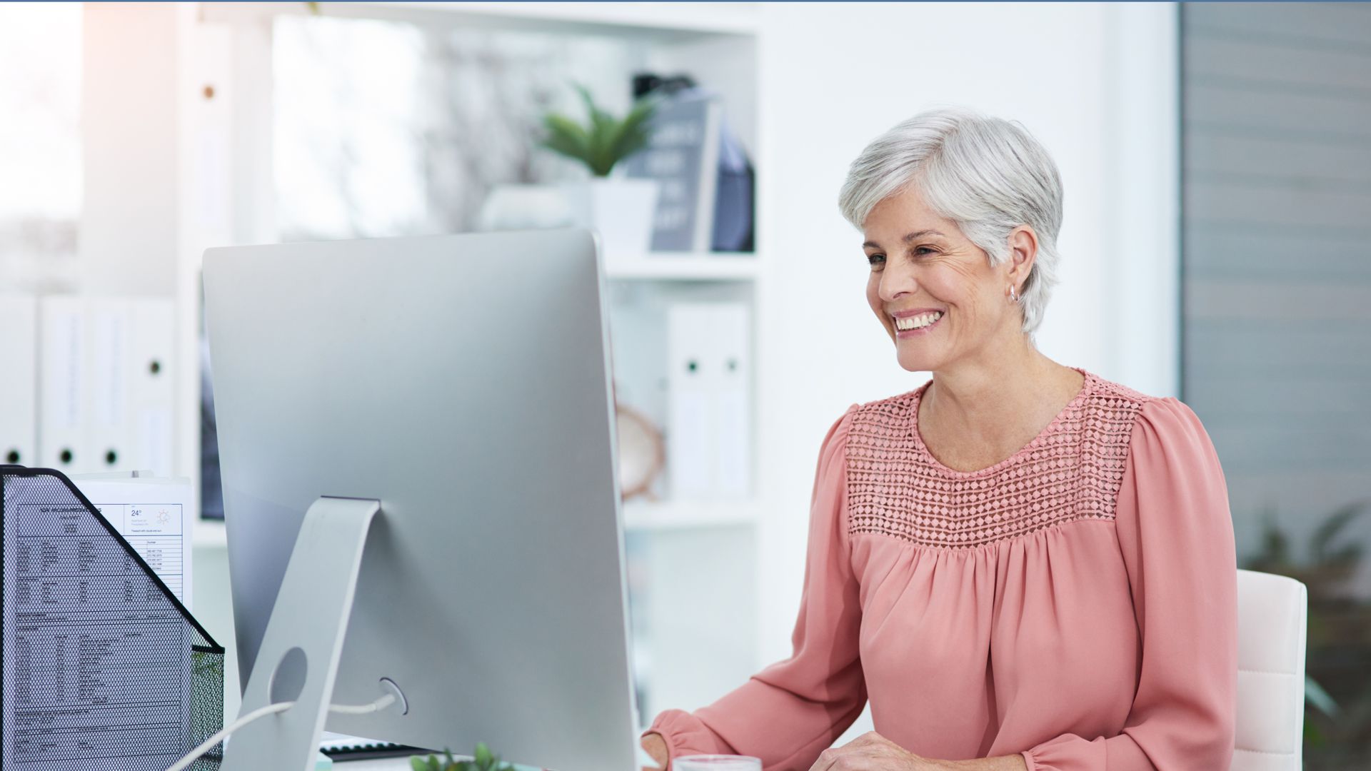 praxisverwaltungssystem frau am pc