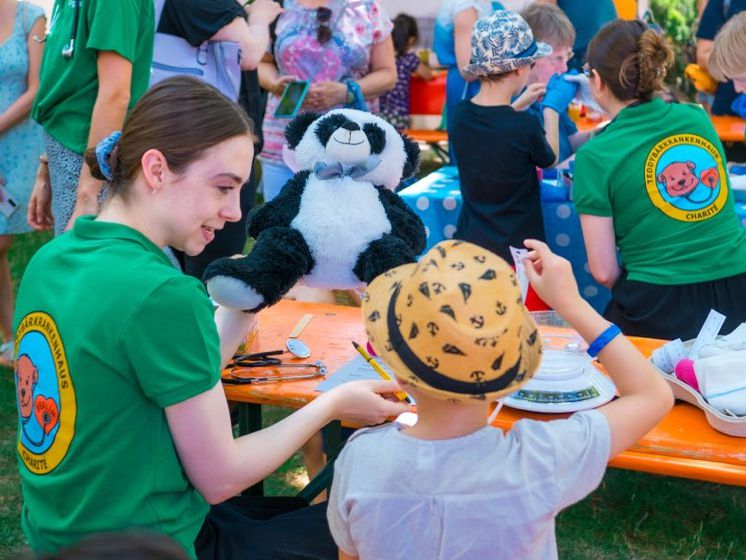 apoBank-Stiftung: Kuscheltier wird im Teddybaerkrankenhaus behandelt