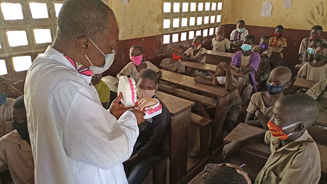  apoBank-Stiftung unterstützt u.a. die Aufklärungskampagne zur Förderung der Mundhygiene an öffentlichen Grundschulen im Norden von Togo. (Bildquelle: Ossara e.V.) apoBank-Stiftung unterstützt u.a. die Aufklärungskampagne zur Förderung der Mundhygiene an öffentlichen Grundschulen im Norden von Togo. (Bildquelle: Ossara e.V.)