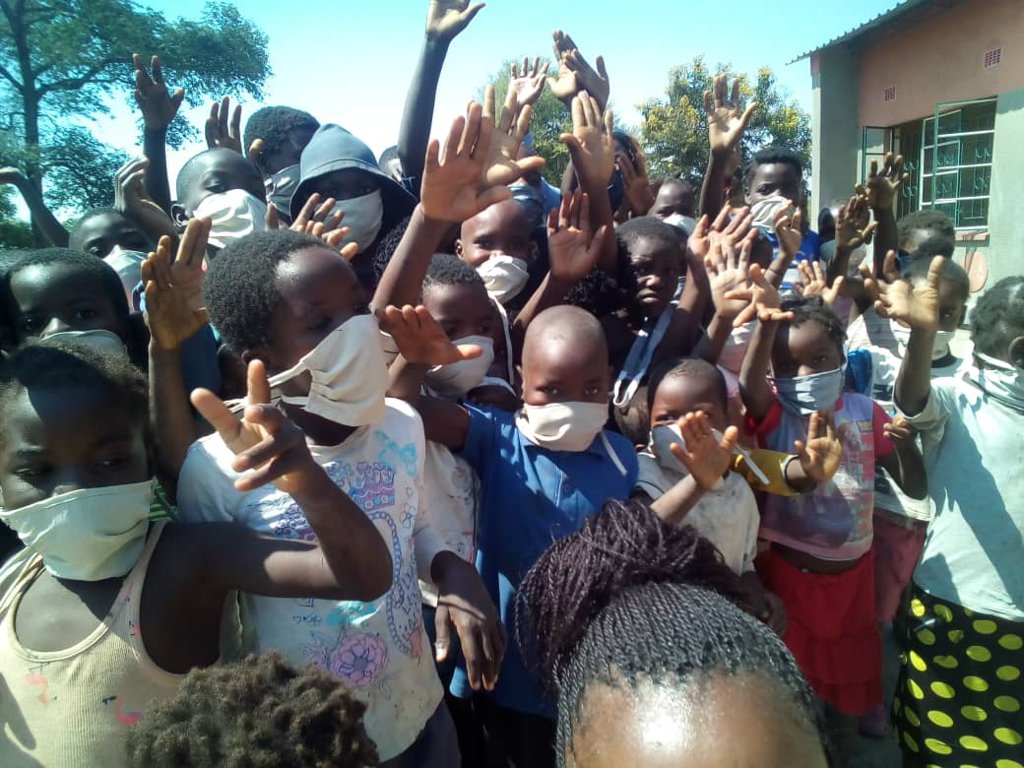 apoBank-Stiftung: Maskenverteilung an Schueler der Mwandakwisano Primary School
